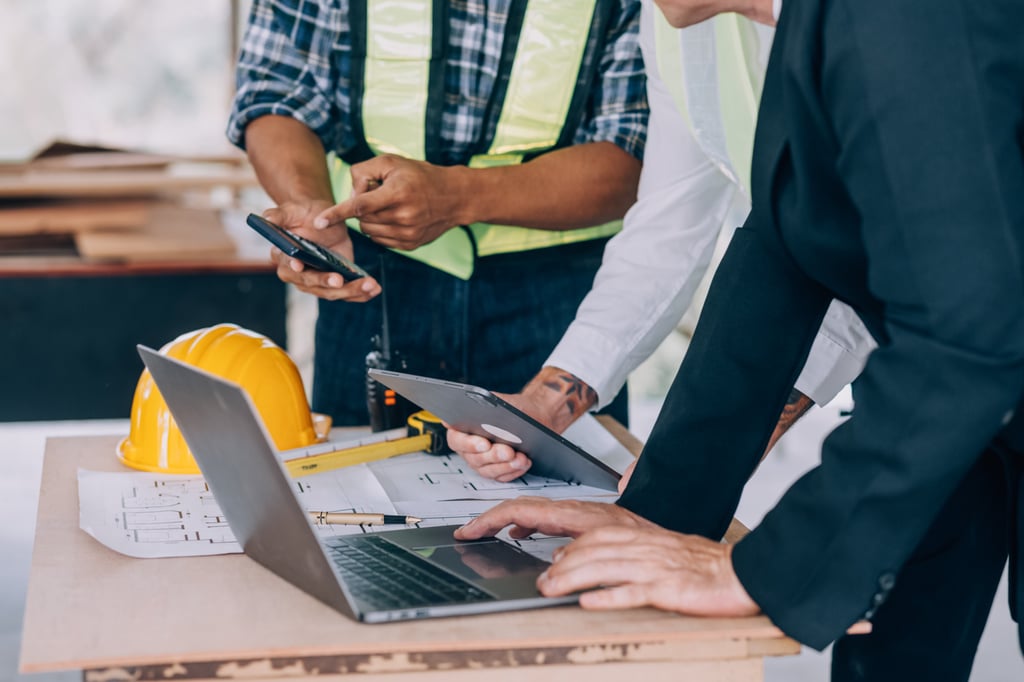 payroll-software-construction-office-computer-laptop-construction-site-emergency-action-plans